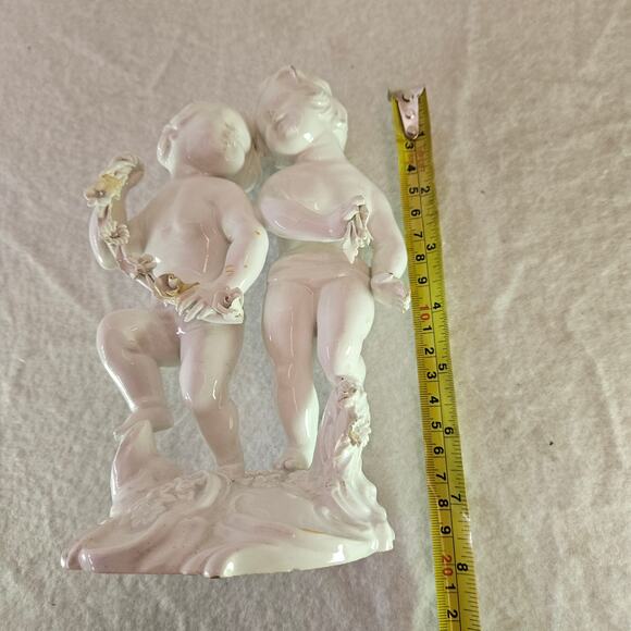 Vintage Primavera Italy Cherubs Holding Garland White Figurine Children - Picture 9 of 10